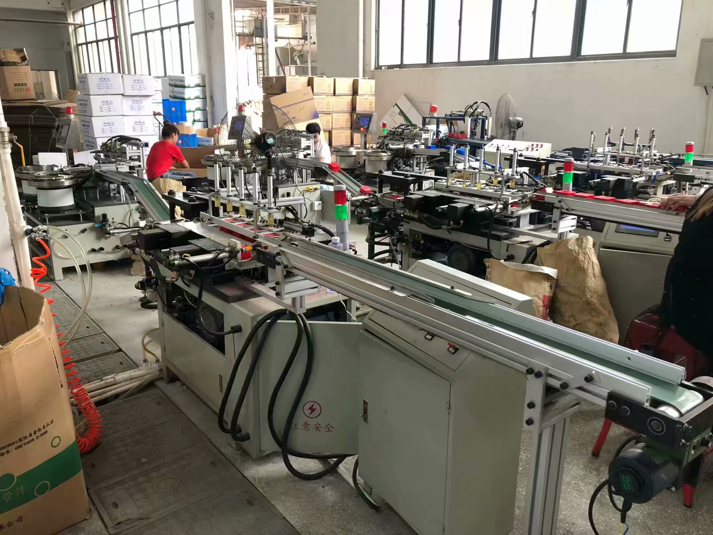 PVC阻燃开关盒自动冲孔